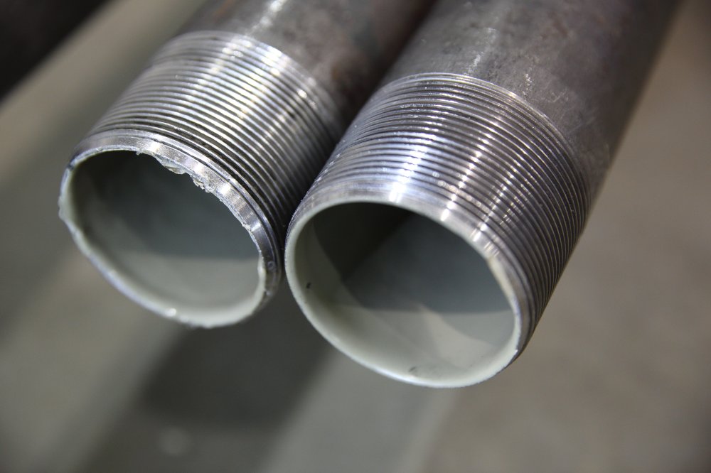Tubing, casing and line pipes of steel with internal corrosion-resistant coating